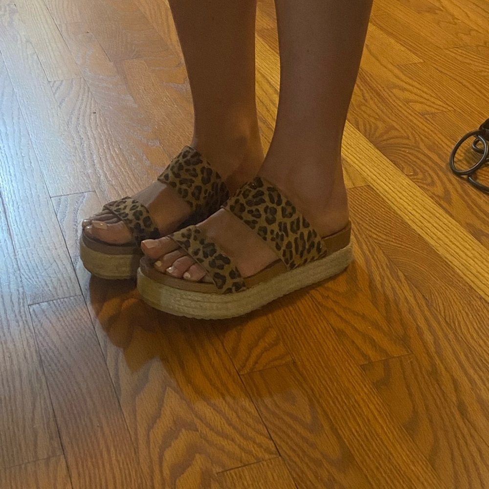 DRESS UP BOUTIQUE CHEETAH PRINT SANDALS- women’s size 8.5
